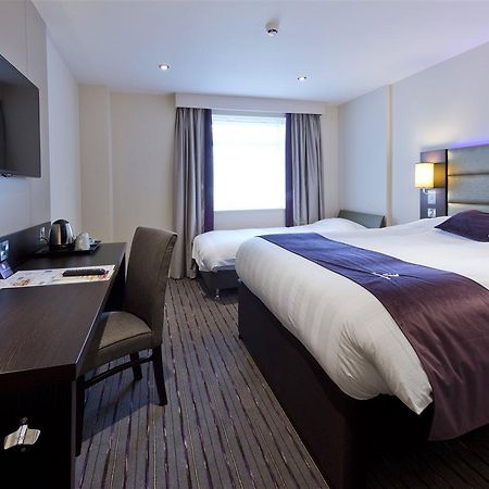Premier Inn Newbury Town Centre Buitenkant foto
