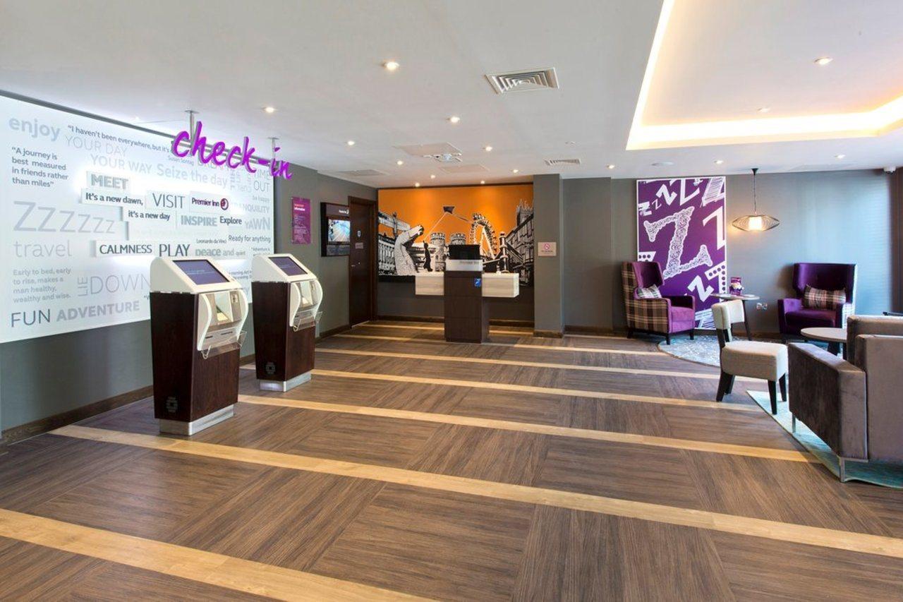 Premier Inn Newbury Town Centre Buitenkant foto