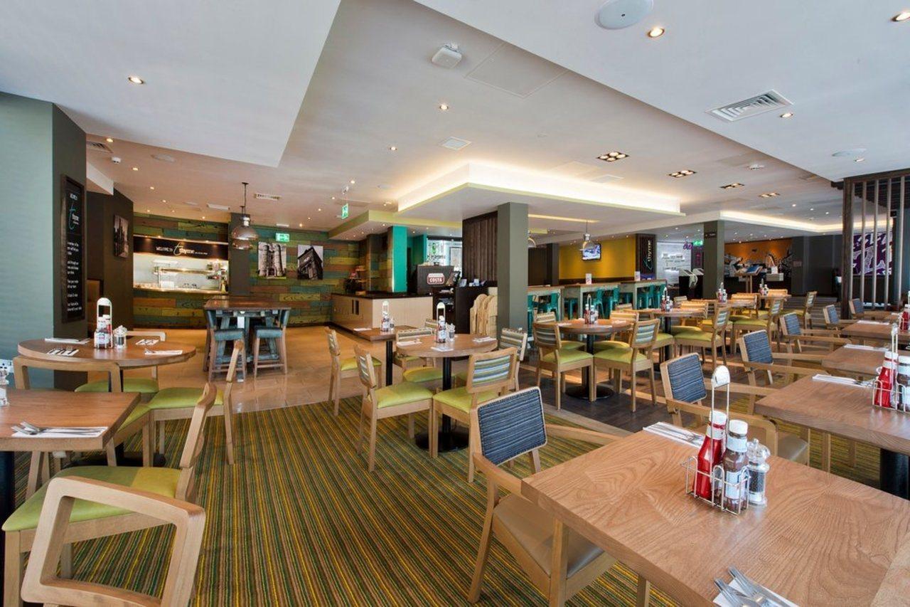 Premier Inn Newbury Town Centre Buitenkant foto