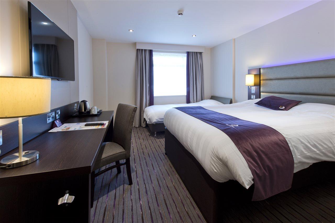 Premier Inn Newbury Town Centre Buitenkant foto